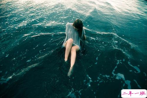 女生个性说说经典霸气带图片 知道自己不讨喜那就乖一点9