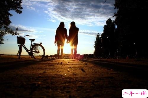 关于爱情每个人都会知道的精辟内涵说说带图片 想与他这样慢慢变老也许这就是爱情吧7