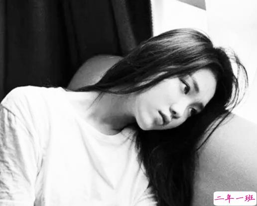 伤感忧郁心情说说带图片2018 原谅我一生爱憎分明不讨巧13