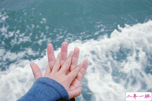 甜蜜的是草莓味的爱情说说带图片 穿过茫茫人海与你相遇11