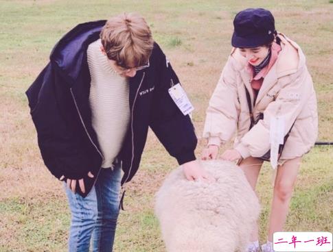 很甜的爱情说说配图：小学时，想和喜欢的人同桌；初中时，想和喜欢的人同班14