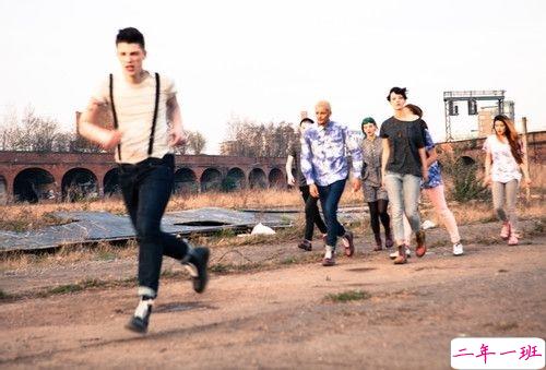 励志正能量的心灵鸡汤句子和图片 勇敢的少年啊请你大胆往前走别回头6