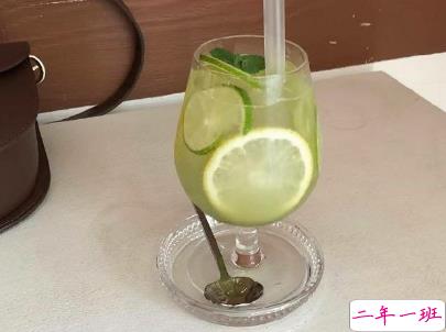 最新爱情伤感的话配图 错过一个人的伤感句子3