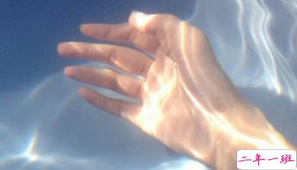 忽而夏至的悲伤日记的伤感说说配图 你最美的青春都在陪他吃苦4