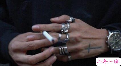 忽而夏至的悲伤日记的伤感说说配图 你最美的青春都在陪他吃苦10