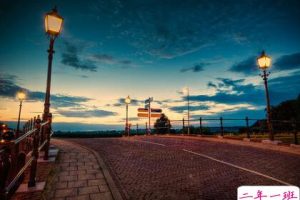 伤感爱情说说配图片：不能放弃就继续喜欢吧，至少心不会空荡不安