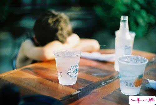 读起来让人心痛的情感句子带图片 最痛苦的不是不曾拥有而是差一点就可以。1