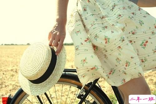 有时幸福又难过伤感的说说带图 暗恋是一个人的兵荒马乱11