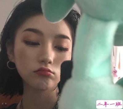 唯美好听适合女生的说说带图片 宁愿像个孩子不肯看太多事8