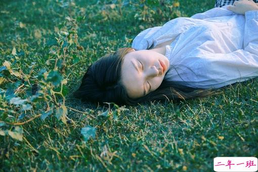 那些和青春夏天有关的唯美简单小清新图片句子 阳光倾落风雨都不舍14