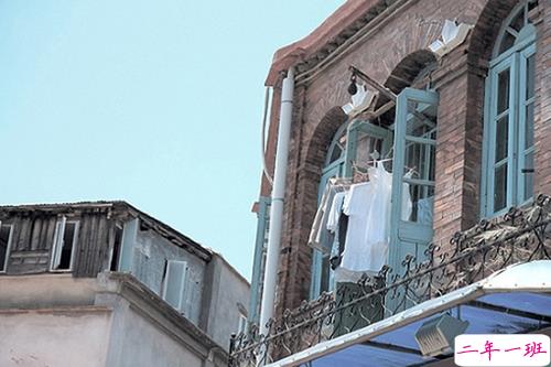 简单而又唯美有哲理的英文说说带图片 你醒在别人的梦里12