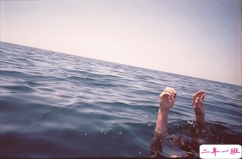 简单而又唯美有哲理的英文说说带图片 你醒在别人的梦里16