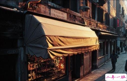 关于人生成长的经典哲理句子 一生那么短再拘谨几下就真的过去了1