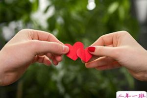 幸福的说说心情短语：最美好的事是人潮拥挤你自然而然牵紧我的手