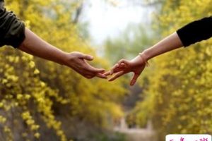 伤感爱情说说：你身边好拥挤，挤得我没法靠近你