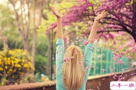 最经典爱情说说心情短语2018 有人值得爱很幸福的说说2