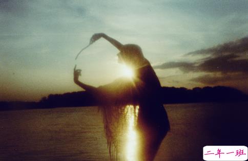 2018值得点赞的经典说说大全：你年少时扬言要饮遍天下千种烈酒2