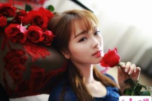 超有个性的说说：如果你是我的绊脚石，我只能踢开你或者毁了你