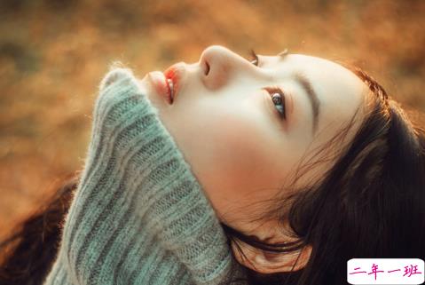 假装坚强的经典说说：除了爱情，我可以一个人唱歌，一个人旅行1