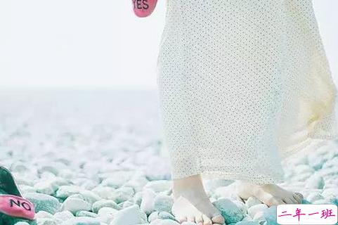 假装坚强的经典说说：除了爱情，我可以一个人唱歌，一个人旅行2