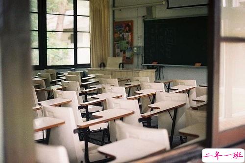 00后校园青春经典说说：愿毕业那天阳光明媚，像三年前的初见1