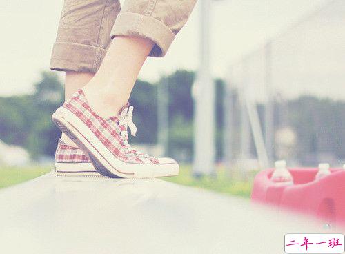 描写天气很热的经典说说：这个天气，出来玩的都是抗日英雄。1