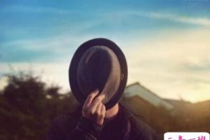 人生哲理经典说说：如果没人护你周全，那就让自己酷到没有软肋