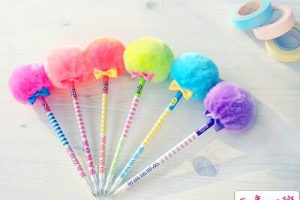 适合发说说的歌词：闭起双眼我最挂念谁，眼睛张开身边竟是谁