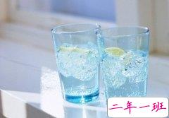 经典的说说心情：青春是挽不回的水，转眼消失在指尖