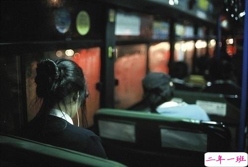 内心煎熬的伤感说说带图片 始终无法忘记他的虐心说说3