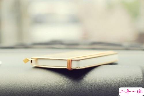 内心煎熬的伤感说说带图片 始终无法忘记他的虐心说说8