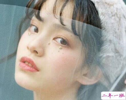 有些伤感的孤独说说 我被困在我们之间的过往中无法醒来2