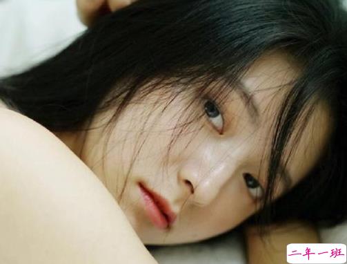 忧伤难过的说说适合一个人发 有的话只能哽在喉咙里烂在心里1