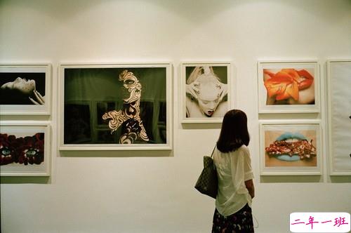 深夜里一个人默默流泪的伤感说说 得离你远一点不然你一伸手就可以把我推开1