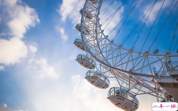 读起来让人不知觉间泪流满面的句子 喜欢一个人不会痛苦奢望他也会喜欢你才会2