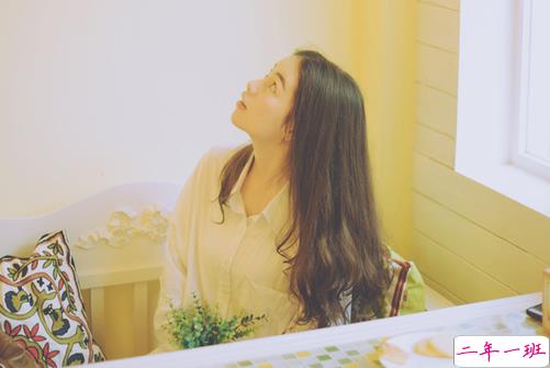 有点伤感的思念爱情说说 往事明明灭灭回忆若隐若现1