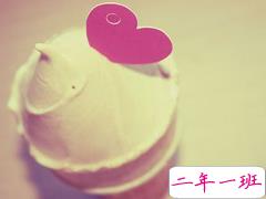 她只喝酒不说话,眼泪掉了也不擦