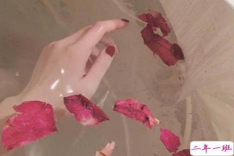 致自己的说说伤感句子短语：喝一杯清茶，再爱也不碰烈酒1