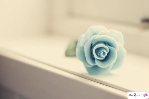 说到心坎的说说伤感心情：一个人怕孤独，两个人怕辜负1