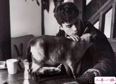 关于人生的精辟心情说说 不要轻易的去评价别人因为你不知道别人背后的故事1