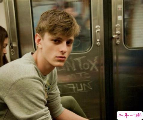 关于人生的精辟心情说说 不要轻易的去评价别人因为你不知道别人背后的故事2