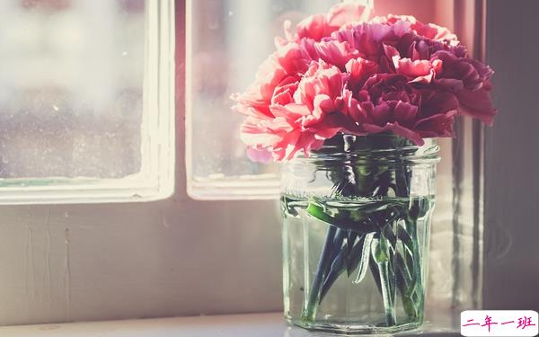 感到孤独时发的说说 愿漂泊的人都有酒喝愿孤独的人都能放歌1