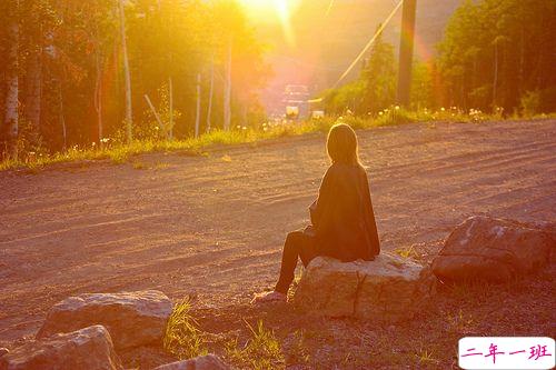 适合难过心情沮丧时发的说说 我们都是一边遗忘一边生活的2