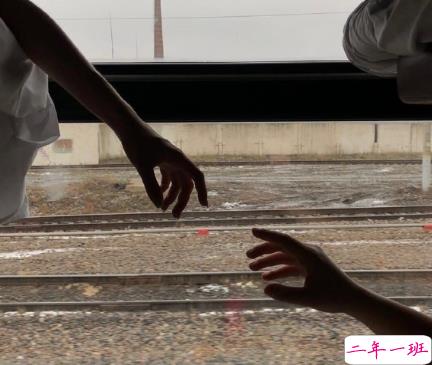 表达对对方一见倾心的文案带图片 烟花转瞬即逝灰烬倒是永恒1