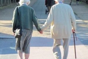 人到中年生活无奈的句子 中年人精辟的人生感悟