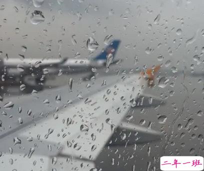 表达雨很大的搞笑说说带图片 像若曦罚跪御花园那天那么大12